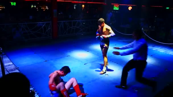 タイのボクサーがナイトクラブでリングで戦う — ストック動画