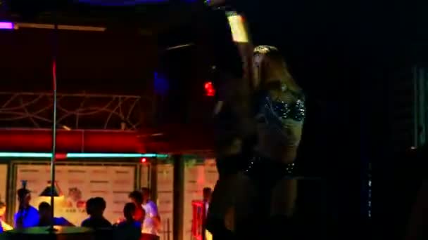 Meisjes dansen in de buurt van Dj in discotheek — Stockvideo