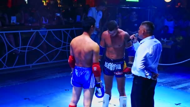 Rozhodčí mluví před bitvou v Thai boxu — Stock video