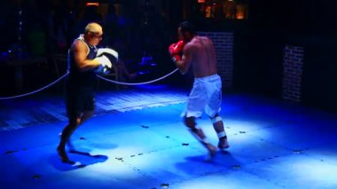 Tay boksörler ringe gece kulübü fight 