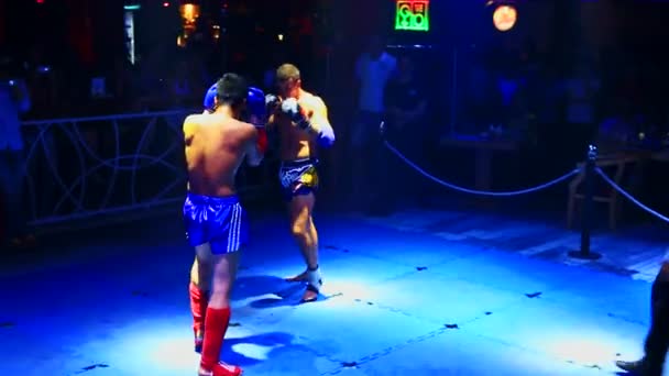 Boxers tailandeses lutam no ringue no clube noturno — Vídeo de Stock