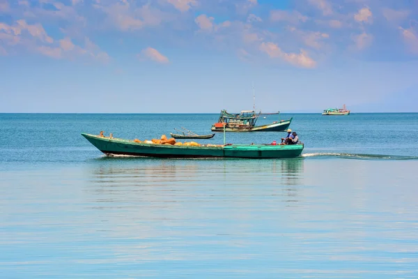 Barcos de pesca vietnamitas em mar tranquilo — Fotografia de Stock