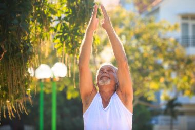 Adam ellerini parkta kaldırdı.