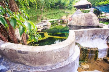 Taş duvarlarla çevrili şeffaf su birikintisi