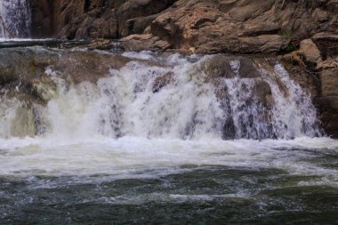 closeup köpüklü dağ nehir şelale gölet kahverengi taş arasında içine