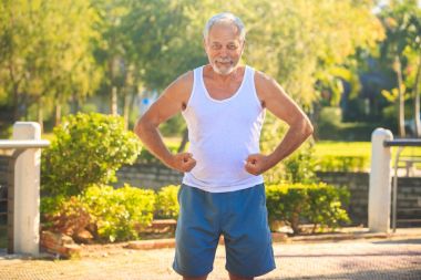 Adam silah parkta suşları.