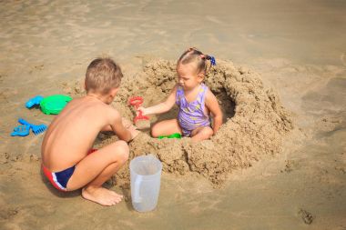 Kız ve erkek plajda oyna