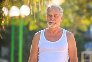 Adam Yoga Pose parkta gösterir.