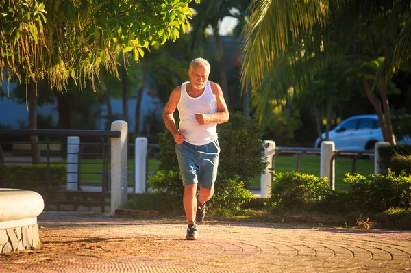Dostum sabah egzersizleri Park boyunca çalışır