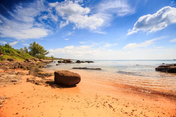 Large Cube Stone by Transparent Sea — Stock Photo, Image