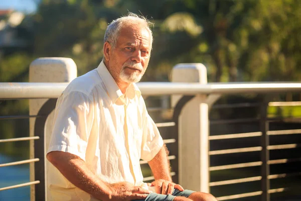 Park bariyer tarafından adam oturur