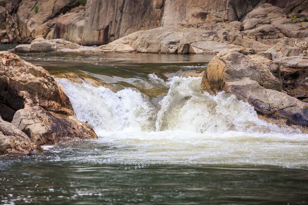茶色の石の間でクローズ アップ小さな泡山川滝は熱帯地方の池に落ちる — ストック写真