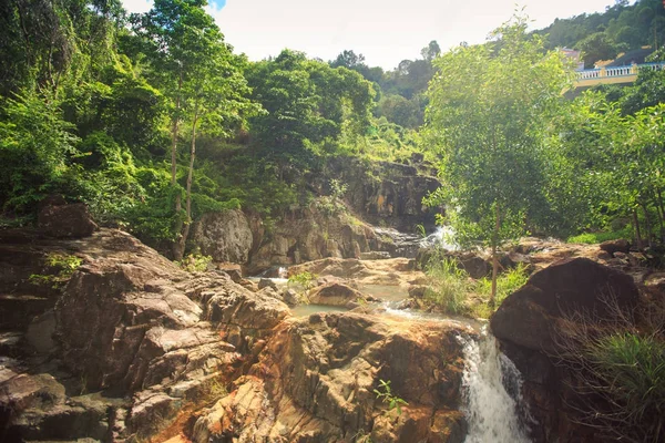 ベトナム修道院近く山の熱帯雨林の岩の間でカスケードの滝 — ストック写真