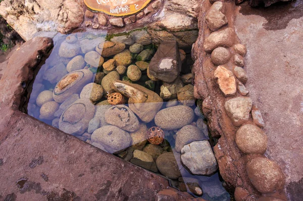 Piedras bajo el agua transparente del estanque en el parque —  Fotos de Stock