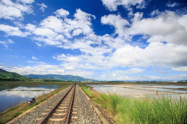 ufuk mavi gökyüzü bulutlar tepelerde karşı uzaya demiryolu parça su pirinç tarlaları arasında kaybolur