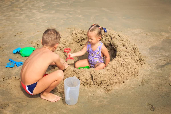Kız ve erkek plajda oyna