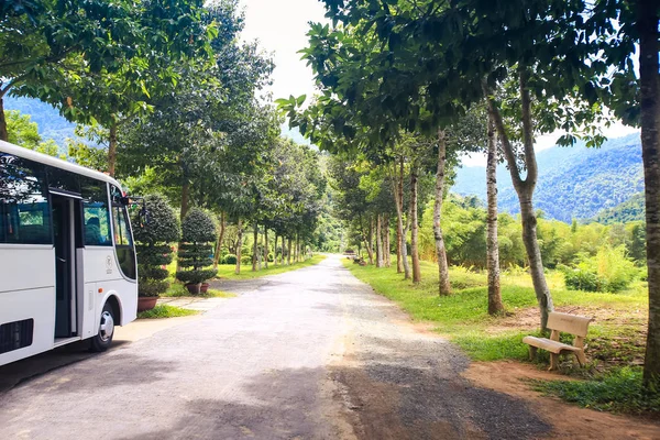 Autobus turystyczny na drodze, w parku w Wietnamie Obrazek Stockowy