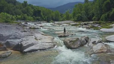 Adam dağ nehir net ile Balık tutma 