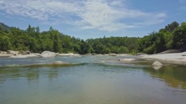 kayalık dağ nehir orman arasında