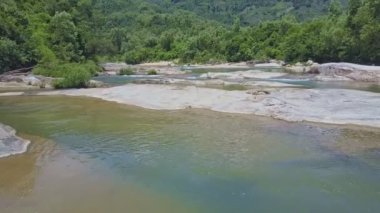 kayalık dağ nehir orman arasında