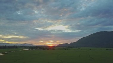 pirinç tarlaları gündoğumu, Vietnamca village yakınındaki