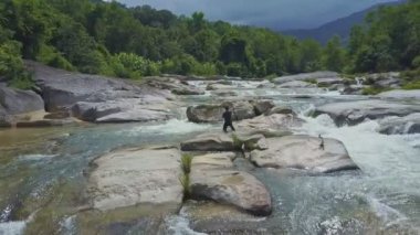 Adam dağ nehir net ile Balık tutma 