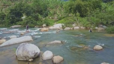 taşlar ve net alarak adam adım adam