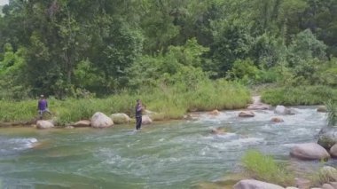 Fisher net nehir akarsu içine atar