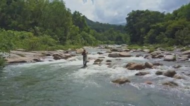Fisher standları sığ nehir içine 