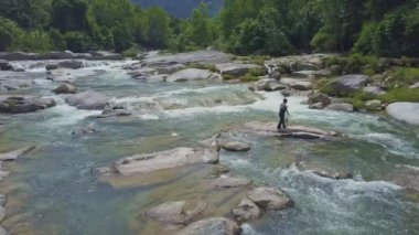 Adam dağ nehir net ile Balık tutma 