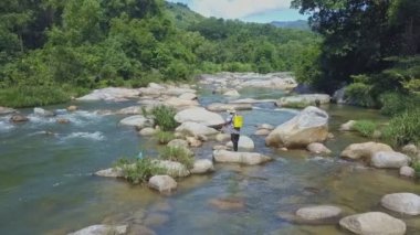 yürüyüş ve dağ nehirde balık adam