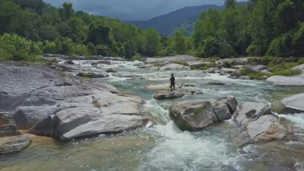 Chico pescando con red en río de montaña — Vídeos de Stock