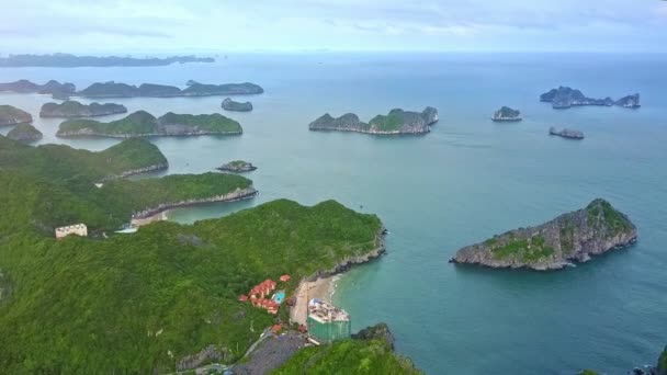 Islas maravillosas turísticas en la bahía del océano — Vídeos de Stock