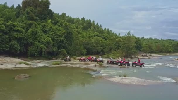 Emberek négykerekű drive hatalmas folyó mentén — Stock videók
