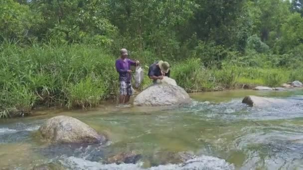 Homens na margem do rio — Vídeo de Stock