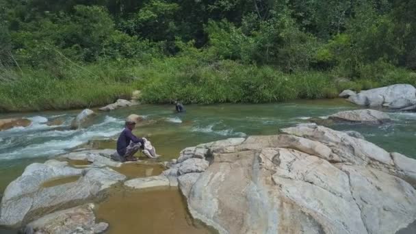 Tipo se sienta en piedra con bolsas — Vídeos de Stock