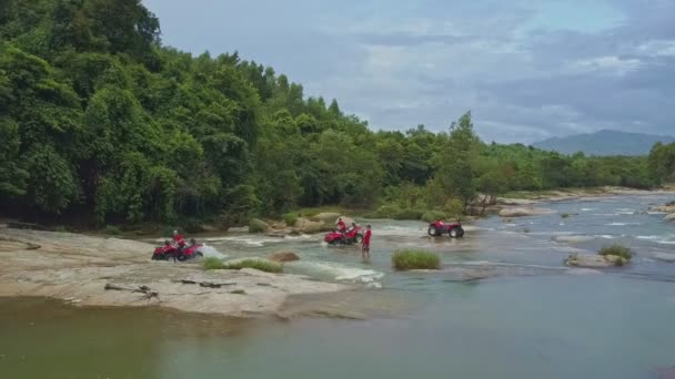 Ludzie jeździć pojazdy czterokołowe wzdłuż rzeki potężne — Wideo stockowe