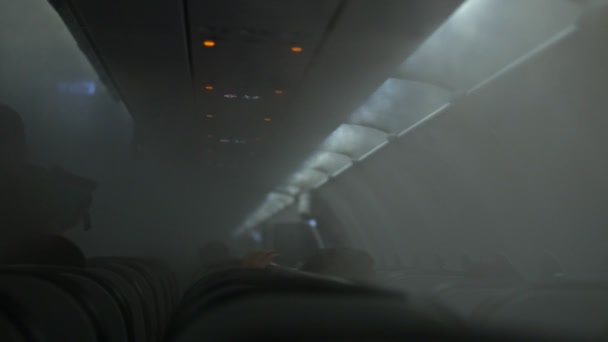 Man silhouet in gerookte vliegtuig cabine — Stockvideo