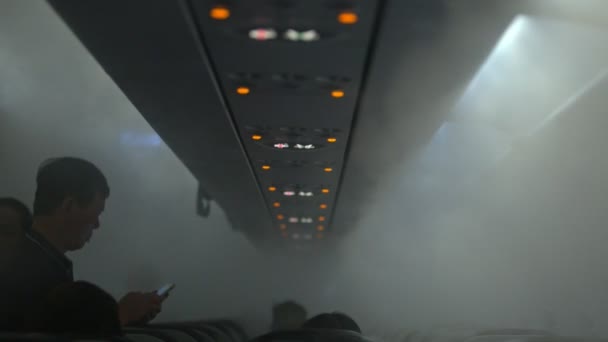 Pessoas silhuetas em cabine de avião fumado — Vídeo de Stock