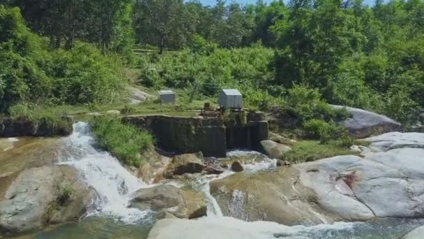 Vattenkraftverk på mountain river — Stockvideo