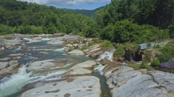 Central hidroeléctrica en el río de montaña — Vídeo de stock
