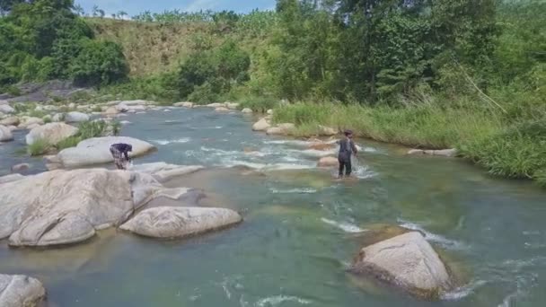 Gars jette filet de pêche dans la rivière — Video