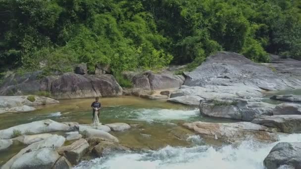 Chico pescando con red en río de montaña — Vídeos de Stock