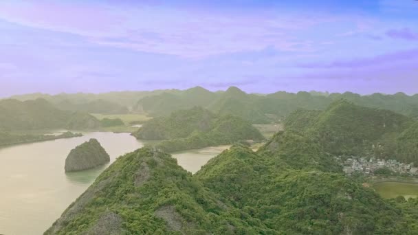 Heuvelachtige eilanden verspreid in prachtige oceaan — Stockvideo