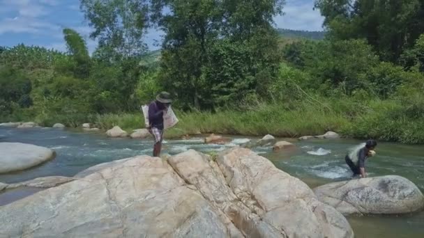 Mannen vissen met netto in de rivier van de berg — Stockvideo