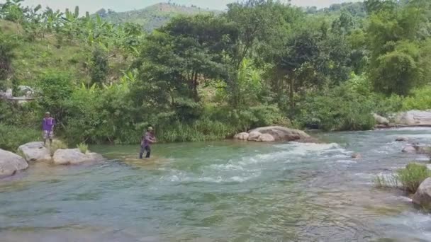 Pescador lanza red entre el río — Vídeos de Stock
