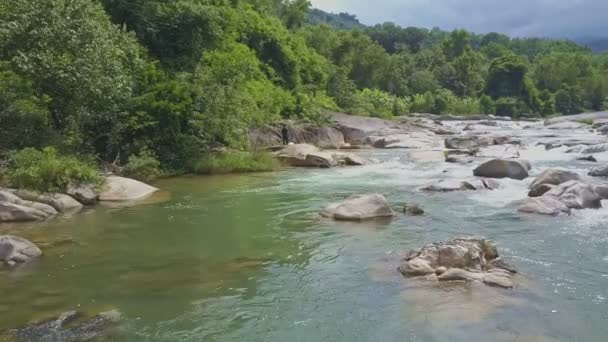 Gars pêche avec filet dans la rivière de montagne — Video