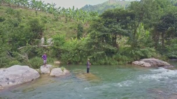 Fisher dropping netting in river — Stock Video