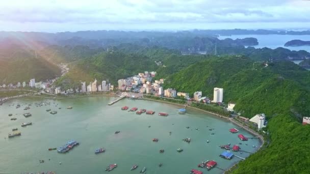 Ciudad situada en la isla montañosa en el océano — Vídeos de Stock