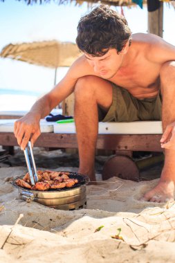 Guy aşçılar Barbekü tavuk kanatlarıyla 